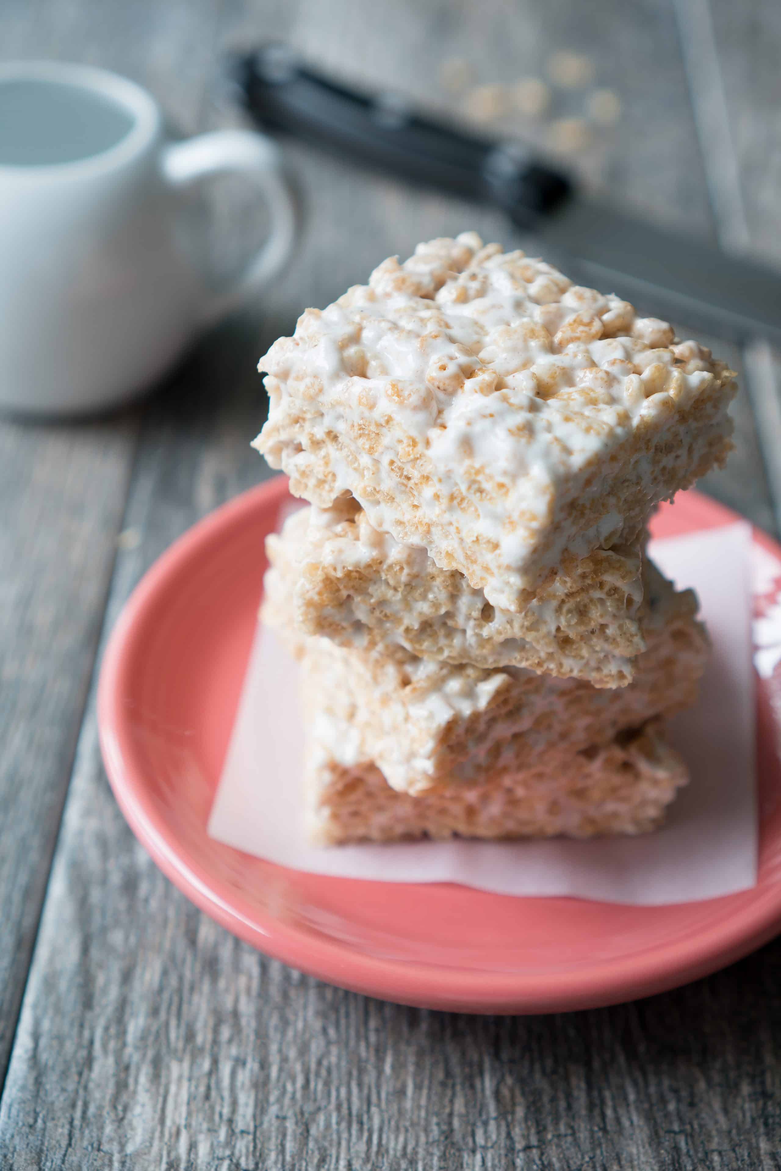 Cardamom Rice Krispie Treats – Simple recipe for Cardamom Rice Krispie Treats, gluten-free & vegan friendly. You’d never know that these use coconut oil instead of butter & brown rice cereal. A twist on the classic gooey marshmallow square with vanilla, cardamom, cinnamon, and salt! ♥ | freeyourfork.com