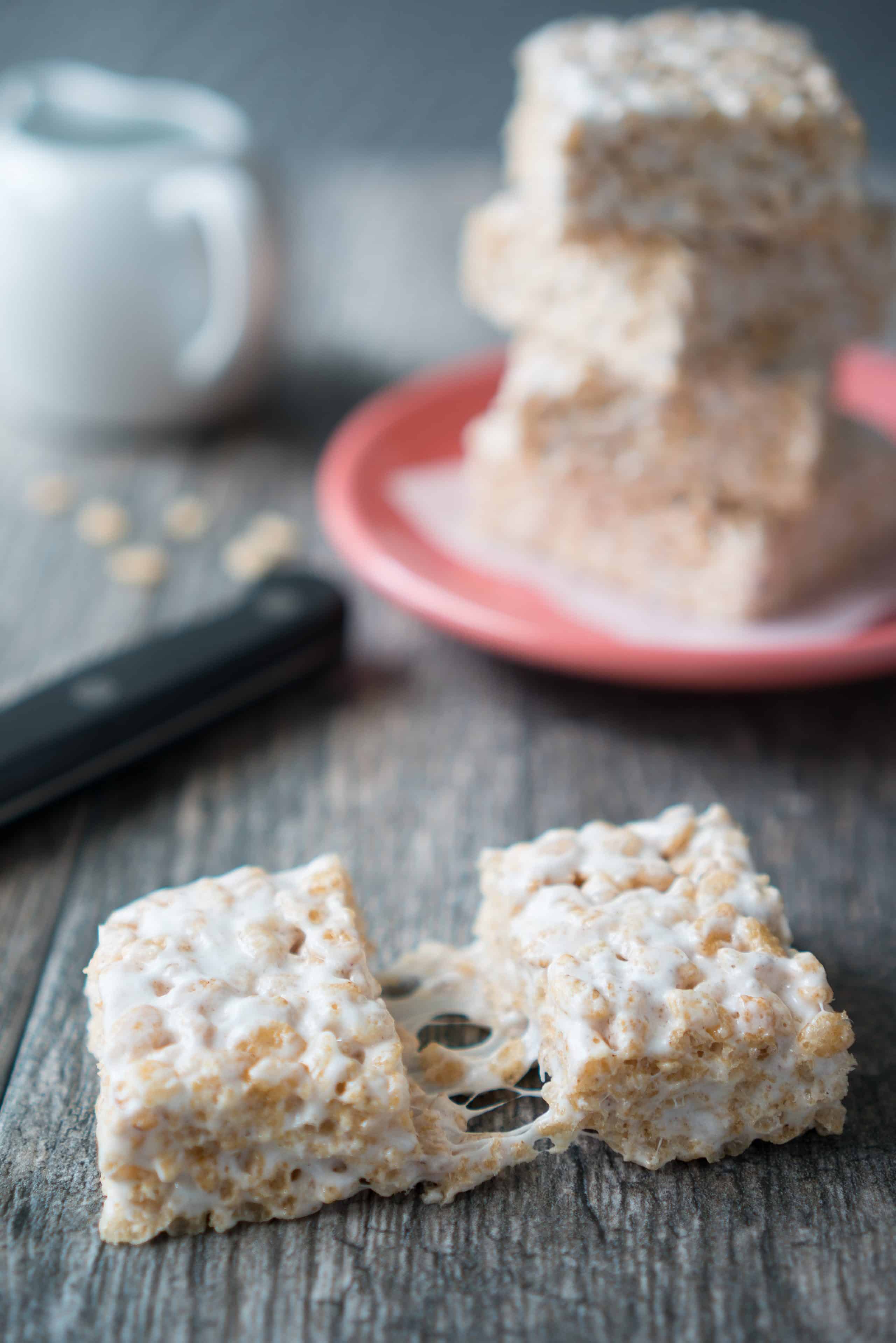 Cardamom Rice Krispie Treats – Simple recipe for Cardamom Rice Krispie Treats, gluten-free & vegan friendly. You’d never know that these use coconut oil instead of butter & brown rice cereal. A twist on the classic gooey marshmallow square with vanilla, cardamom, cinnamon, and salt! ♥ | freeyourfork.com