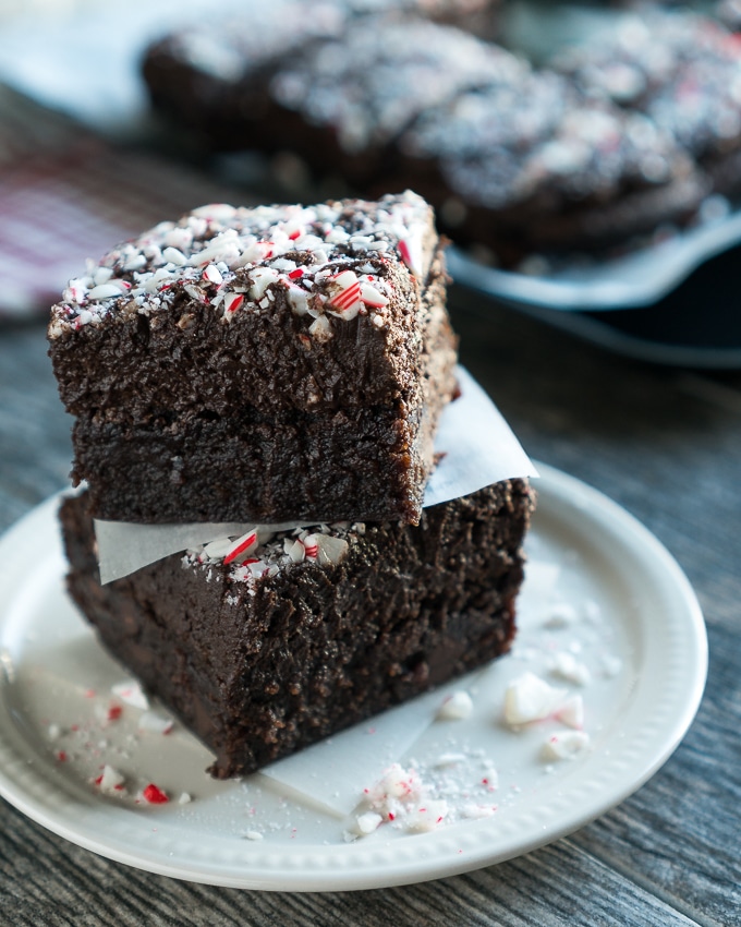 Peppermint Mocha Brownies – Easy semi-homemade recipe for Peppermint Mocha Brownies! Using store-bought brownie mix spruced up with instant coffee, peppermint extract, & chocolate chips. Our favorite holiday latte in festive dessert form! ♥ | freeyourfork.com