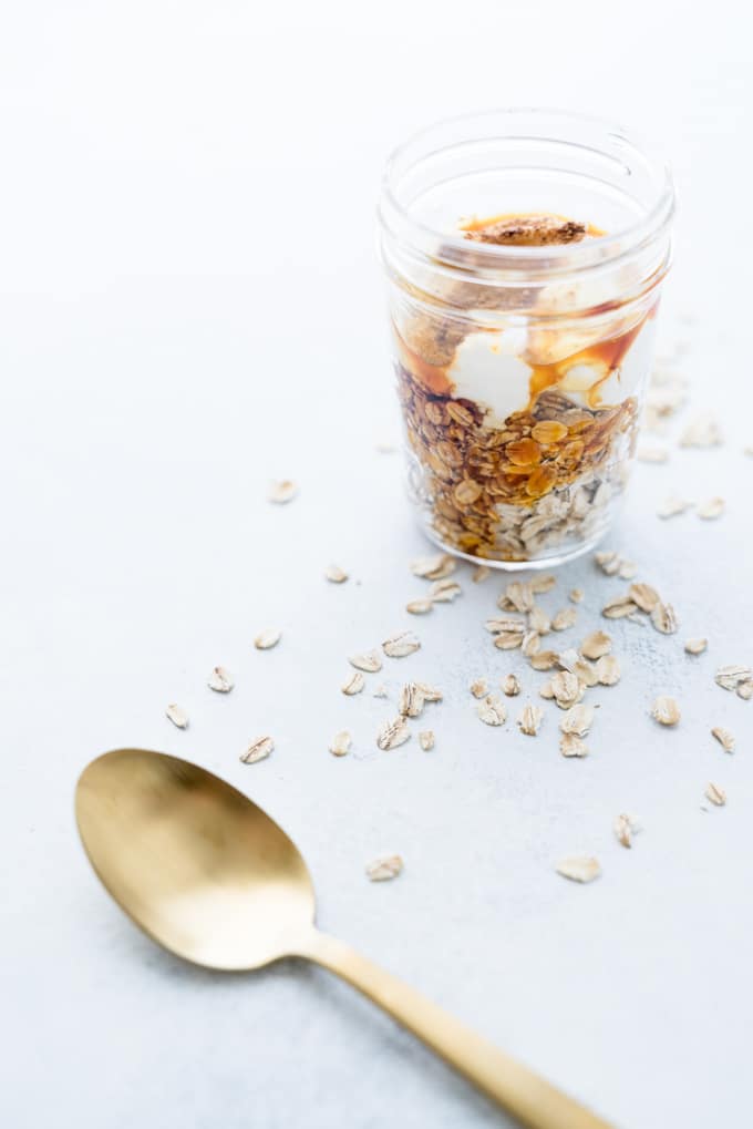 Easy Overnight Oats - Healthy recipe that can be used with countless toppings and flavor combinations! Made using rolled oats, Greek yogurt, almond milk, coconut nectar, vanilla, and cinnamon. With instructions for turning this single serving into a 4-Day Breakfast Meal Prep! ♥ | freeyourfork.com
